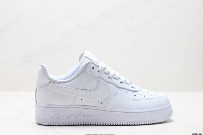 真标耐克Nike Air Force 1“07空军一号低帮百搭休闲运动板鞋。柔软、弹性十足的缓震性能和出色的中底设计，横跨复古与现代的外型结合，造就出风靡全球三