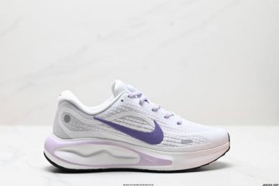 公司级nike Journey Run 2024跑步鞋 使用了新型的缓震材料 脚感偏韧 后跟有加厚的海绵填充 鞋子前掌和后掌做了加宽设计 增加了跑步时的稳定性