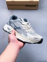 集图 美津浓Mizuno Racer S 软底轻便缓震运动跑步鞋！ Racer S以其软底、轻便和反光特点受到许多跑者的青睐。这款鞋子采用了加厚鞋底和轻质Eva