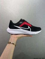 特价Nike Air Zoom Pegasus 登月跑鞋 网面透气跑步鞋 兼顾迅疾外观和稳固脚感 后跟覆面和中足动态支撑巧妙融合 缔造稳定顺畅的迈步体验 采用密