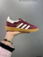 160 公司级Adidas Originals Handball Special 红色 此款鞋延续了橡胶外底和经典款式的传统。优质绒面革鞋面和标志性的3条纹采用