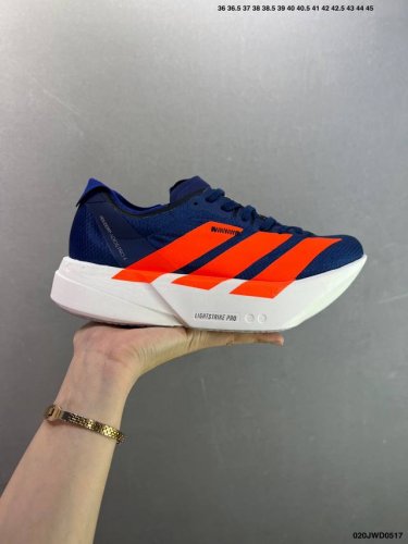 公司级Adidas Adizero pro Evo 4 M 全掌碳板 阿迪超轻透气缓震跑鞋 整体外观造型与Adizero Adios pro Evo 1非常相似