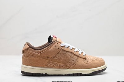 真标耐克Nike Sb Dunk Low 扣篮系列 复古低帮休闲运动滑板板鞋。采用脚感柔软舒适Zoomair气垫，有效吸收滑板等极限运动在落地时带来的冲击力，为