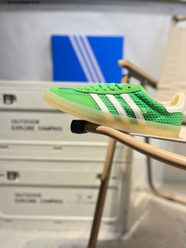 ad Originals Gazelle Indoor 三叶草复古休闲运动板鞋 鞋面采用皮革环保纤维革材质 外置Rb橡胶大底 耐磨不打滑 T字鞋头设计 侧边金色