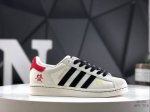 220 阿迪达斯/三叶草Adidas Originals Superstar 经典贝壳头系列低帮百搭休闲运动板鞋Supreme限定 货号： Bz2505 尺码：