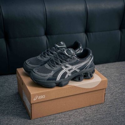 核心私 asics Gel-Kinetic Fluent 亚瑟士运动休闲透气专业跑鞋 新一代缓震未来感跑鞋 鞋面复杂的切割和银色细节极具前卫风格 大底科技十足且