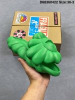 拖鞋拖鞋！ 外观时尚大气 鞋底采用耐磨材质 细致做工 彰显品牌魅力 微翘式鞋头设计，响应灵活 保护脚趾 鞋身运用简洁的色彩进行搭配 缔造简洁利落外观和出众脚感