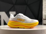 Hoka W Bondi 9全新配色 这个品牌来自于新西兰的毛利语，Hoka表示大地，One One表示飞越，连起来就是飞越地平线，One One不是读作“万万