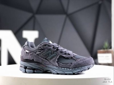 160 真标带半码New Balance 2002R 沿袭了面世之初的经典科技，以 Encap 中底配以升级版 N-Ergy 缓震物料。鞋面则采用特色的柔软麂皮
