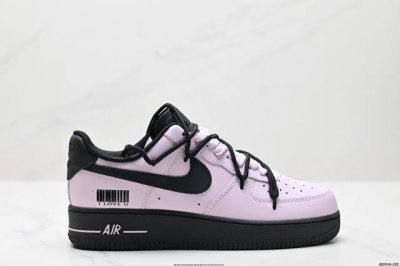 公司级耐克Nike Air Force 1“07空军一号低帮百搭休闲运动板鞋。柔软、弹性十足的缓震性能和出色的中底设计，横跨复古与现代的外型结合，造就出风靡全球