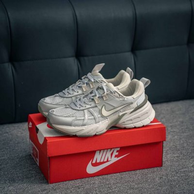 核心私 Nike V2K Run 减震防滑复古低帮跑步鞋 材质上使用大面积网眼 皮革 Tpu 组成 支撑和透气性肯定不错 中底处由 Cushlon 泡绵打造 保