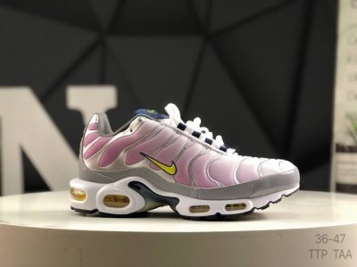 耐克 Nk Air Max Plus 复古气垫运动鞋 这款鞋融合了 Air Max Plus 与 Waffle Trainer 这两款鞋的经典元素，打造出根植于