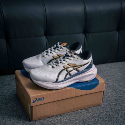 核心私 Asics Gel-Kayano 30简约百搭舒适耐磨透气低帮跑步鞋，Kayano是由板砖脚感进化而来的亚瑟士稳定跑鞋。在第30代，在支撑中保证了稳定。