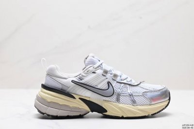 公司级耐克nike V2K Run跑步鞋复古风潮 网面透气运动鞋 灰银紧致的鞋面材质提供良好的包裹性鞋侧 Swoosh以及鞋头部分搭配增添不少亮点的镀铬细节鞋垫