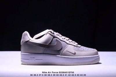 真标耐克Nike Air Force 1“07空军一号低帮百搭休闲运动板鞋。柔软、弹性十足的缓震性能和出色的中底设计，横跨复古与现代的外型结合，造就出风靡全球三