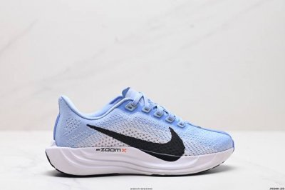公司级升级原楦原纸版数据开发 采用弹性 Flyknit 飞织鞋面材质 内里嵌入定型海绵 全掌型 Zoomx 泡绵中底 外置防滑耐磨橡胶底片竞训神鞋飞马Plus回