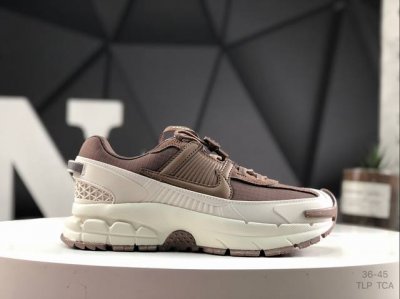 220 Nike Zoom Vomero Roam 马拉松复古跑五代休闲运动慢跑鞋 厚底老爹鞋。采用环保纤维革饰片组合网眼布鞋面材质 升级正确后跟Tpu加固 耐