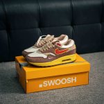 核心私 Nike Air Max 1 耐克气垫 缓震 耐磨运动鞋 鞋身材质均选择皮革 织物 麂皮多种材质覆盖 保证质感的前提下 层次感也相当不错 带有开窗式 A
