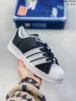 Ad Originals Superstar 经典复古贝壳头板鞋 诞生于1969年 是第一双将全皮面鞋 身与橡胶鞋头结合在一起的低帮篮球鞋 Superstar最