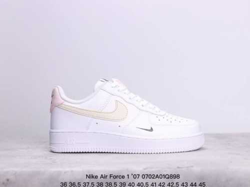 耐克 Nike Air Force 1 ’07 空军一号低帮百搭休闲运动板鞋。柔软、弹性十足的缓震性能和出色的中底设计，横跨复古与现代的外型结合，造就出风靡全球
