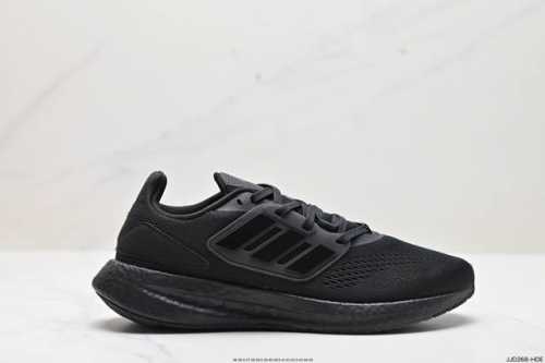 公司级阿迪达斯adidas Pureboost 22爆米花缓震中底跑步鞋。鞋面以织编材质为基底，后及跟脚趾处融全入新设计，通过格网印刷支将撑材料于附鞋面上，既保