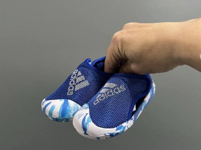 特价 原单 A家包头三代儿童网面魔术贴凉鞋 Size：22-35码 原单品质，软贝同厂，品质保证 透气性网面，速干又舒适 耐磨防滑橡胶大底，脚感超舒服 海边度假