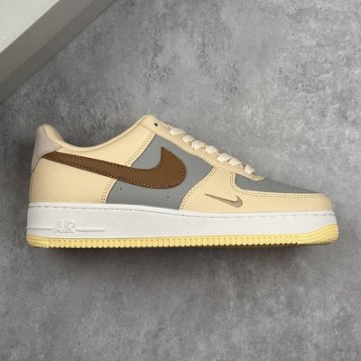 本地 核心私 Nike Air Force 1 Low 耐克 空军一号 低帮 灰黄棕 休闲运动板鞋 鞋身整体采用灰色皮革搭配黄色框架覆盖层，设计独特且充满时尚感
