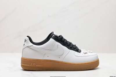 公司级耐克nike Air Force 1’07 空军一号低帮百搭休闲运动板鞋。柔软、弹性十足的缓震性能和出色的中底设计，横跨复古与现代的外型结合，造就出风靡全