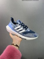 阿迪达斯Adidas Ultraboost Dna Ub21全掌爆米花休闲运动跑鞋。采用网材搭配反光皮革鞋面，配上Stretchweb网格外底和Boost中底，