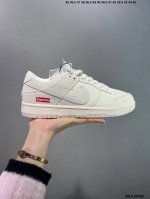 公司级Supreme X Nike Dunk Low 双拼卡其 此款主张打破传统的工业化流水线设计限制，以Made By Ideas的超级创意为理念，集结众多潮