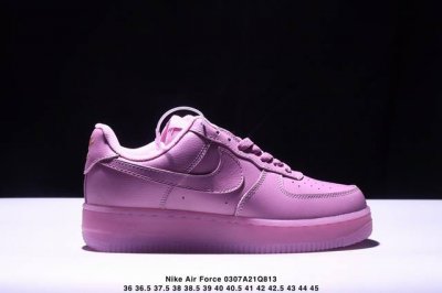 160 真标耐克Nike Air Force 1“07空军一号低帮百搭休闲运动板鞋。柔软、弹性十足的缓震性能和出色的中底设计，横跨复古与现代的外型结合，造就出风