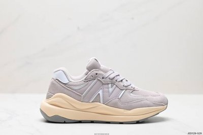 真标new Balance Nb5740系列 凭借多种严选的优质素材重塑出让人耳目一新又充满层次感的革新中低结构。为呼应90年代的巨大化潮流，鞋侧也点题采用了相