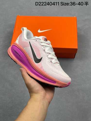 Nike Vomero 18 耐克 舒适减震防滑 低帮跑步鞋 全掌Reactx泡绵中底 前掌和后跟还配备了Air Zoom气垫单元 据说跑起来更快更舒适哦 这次