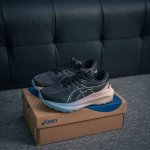 核心私 Asics Gel-Kayano 30简约百搭舒适耐磨透气低帮跑步鞋，Kayano是由板砖脚感进化而来的亚瑟士稳定跑鞋。在第30代，在支撑中保证了稳定。