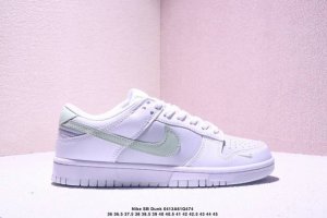 耐克Nike Sb Dunk Low 扣篮系列 复古低帮休闲运动滑板板鞋。采用脚感柔软舒适Zoomair气垫，有效吸收滑板等极限运动在落地时带来的冲击力，为街头