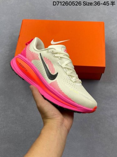 公司级Nike Vomero 18 耐克 舒适减震防滑 低帮跑步鞋 全掌Reactx泡绵中底 前掌和后跟还配备了Air Zoom气垫单元 据说跑起来更快更舒适哦