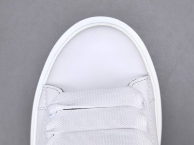 渠道优势 专柜版 麦昆 白色 Alexander Mcqueen 亚历山大 麦昆 光滑小牛皮休闲板鞋 尺码 35 36 37 38 39 40 女款 意大利进口