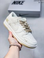 公司带半码 耐克nike Sb Dunk Low 扣篮系列复古低帮休闲运动滑板板鞋。采用脚感柔软舒适zoomair气垫，有效吸收滑板等极限运动在落地时带来的冲击