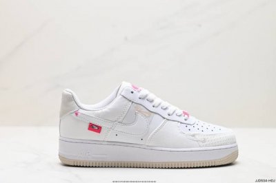 公司级耐克nike Air Force 1 Low 空军一号低帮百搭休闲运动板鞋。柔软、弹性十足的缓震性能和出色的中底设计，横跨复古与现代的外型结合，造就出风靡