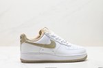 真标耐克Nike Air Force 1’07 Lx空军一号低帮百搭休闲运动板鞋。柔软、弹性十足的缓震性能和出色的中底设计，横跨复古与现代的外型结合，造就出风靡