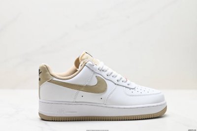 真标耐克Nike Air Force 1’07 Lx空军一号低帮百搭休闲运动板鞋。柔软、弹性十足的缓震性能和出色的中底设计，横跨复古与现代的外型结合，造就出风靡