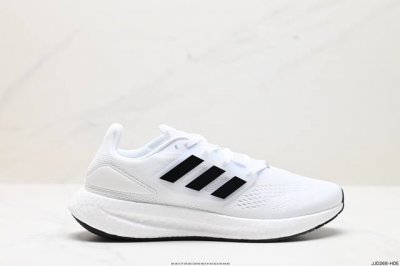 公司级阿迪达斯adidas Pureboost 22爆米花缓震中底跑步鞋。鞋面以织编材质为基底，后及跟脚趾处融全入新设计，通过格网印刷支将撑材料于附鞋面上，既保