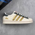 本地 核心私 Stussy X Adidas Original Superstar 斯图西 X 阿迪达斯 低帮联名米灰金 贝壳头防滑耐磨轻便板鞋 鞋身整体采用米