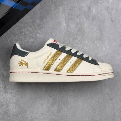 本地 核心私 Stussy X Adidas Original Superstar 斯图西 X 阿迪达斯 低帮联名米灰金 贝壳头防滑耐磨轻便板鞋 鞋身整体采用米