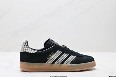 公司级Adidas Originals Gazelle Indoor 三叶草休闲防滑耐磨低帮板鞋 鞋头出色设计 塑就出众贴合感 稳固的后跟贴合足部曲线设计 软弹