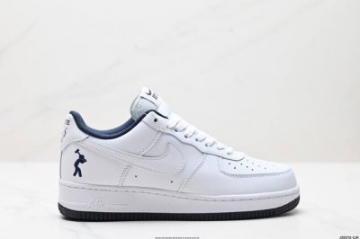 公司级耐克Nike Air Force 7Lx空军一号低帮百搭休闲运动板鞋。柔软、弹性十足的缓震性能和出色的中底设计，横跨复古与现代的外型结合，造就出风靡全球三