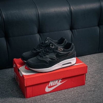 核心私 Nike Air Max 1 耐克气垫 缓震 耐磨运动鞋 鞋身材质均选择皮革 织物 麂皮多种材质覆盖 保证质感的前提下 层次感也相当不错 带有开窗式 A