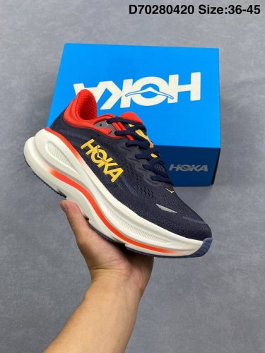 Hoka One One Bondi 9 机能缓震跑鞋 #鞋面部分采用工程网眼面料，可以确保必要的透气性能。使用了全新的莱卡橡筋，这大大提升了鞋面的硬度，由此增