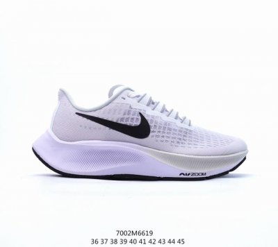 真标耐克nike Zoom Pegasus 37 登月37代 超轻网面透气跑步鞋 采用透气网眼鞋面搭配外翻式鞋口，为脚跟区域营造出色舒适度，而在鞋底部分，搭载全