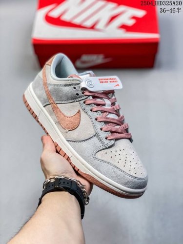 耐克Nike Sb Dunk Low Sb限定扣篮系列复古低帮休闲运动滑板板鞋。采用脚感柔软舒适Zoomair气垫，有效吸 收滑板等极限运动在落地时带来的冲击力